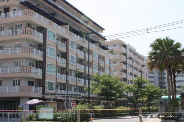 Large Condo with Pool View