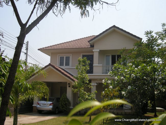 4 Bedrooms house on the canal road for rent