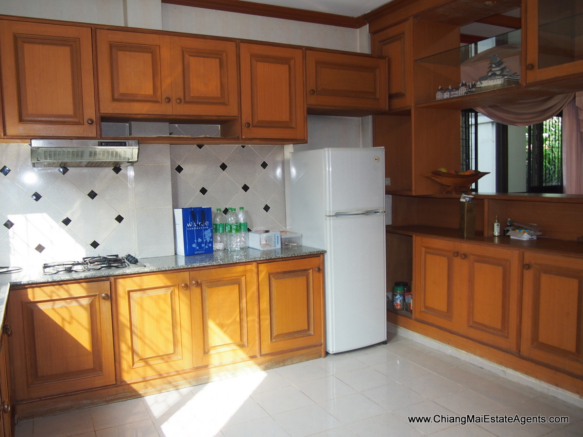 Great 3 Bedroom Home with In-Built Furniture