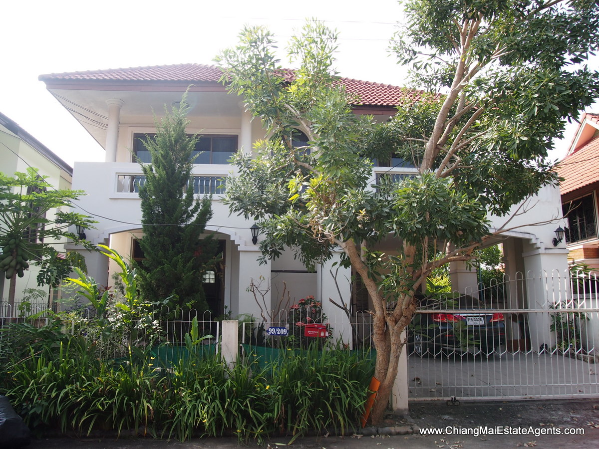 Great 3 Bedroom Home with In-Built Furniture