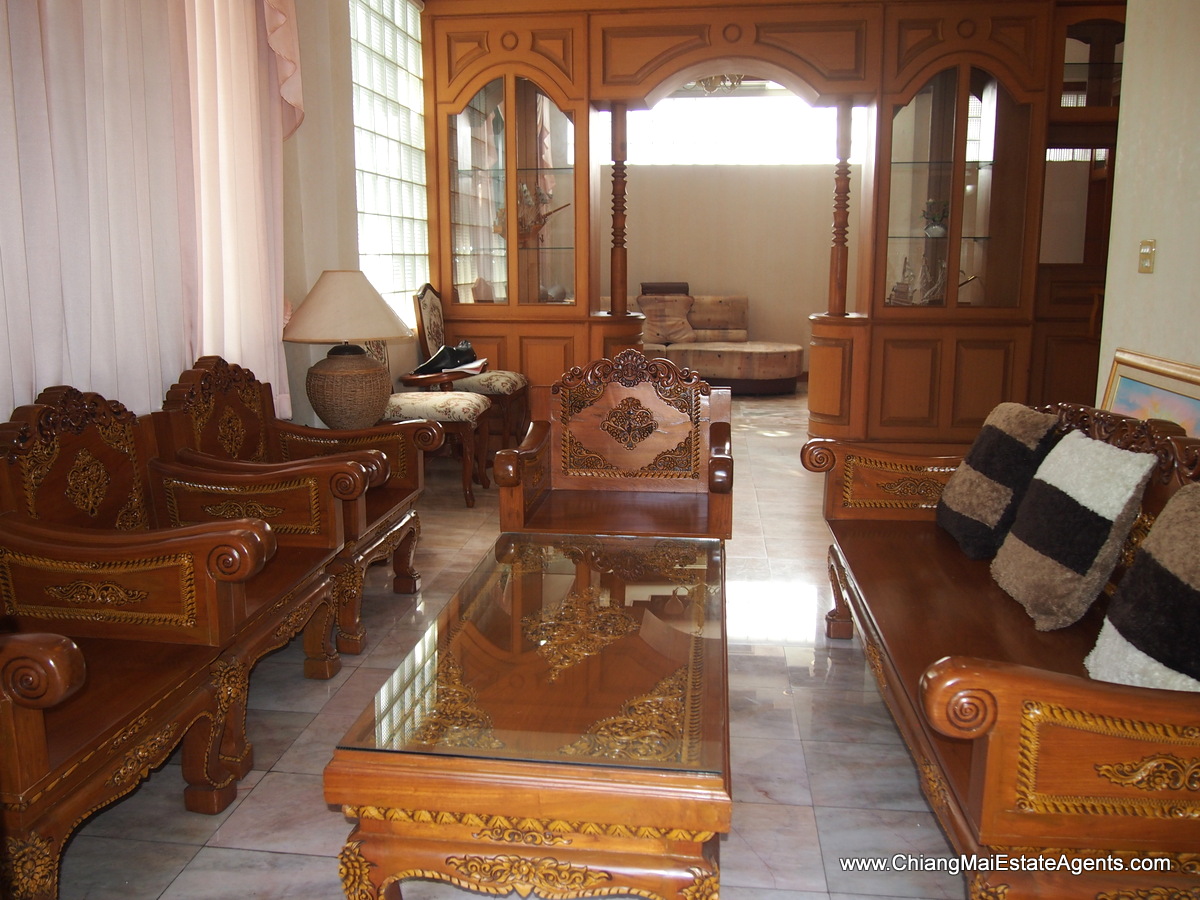 Beautiful Home with In-Built Furniture