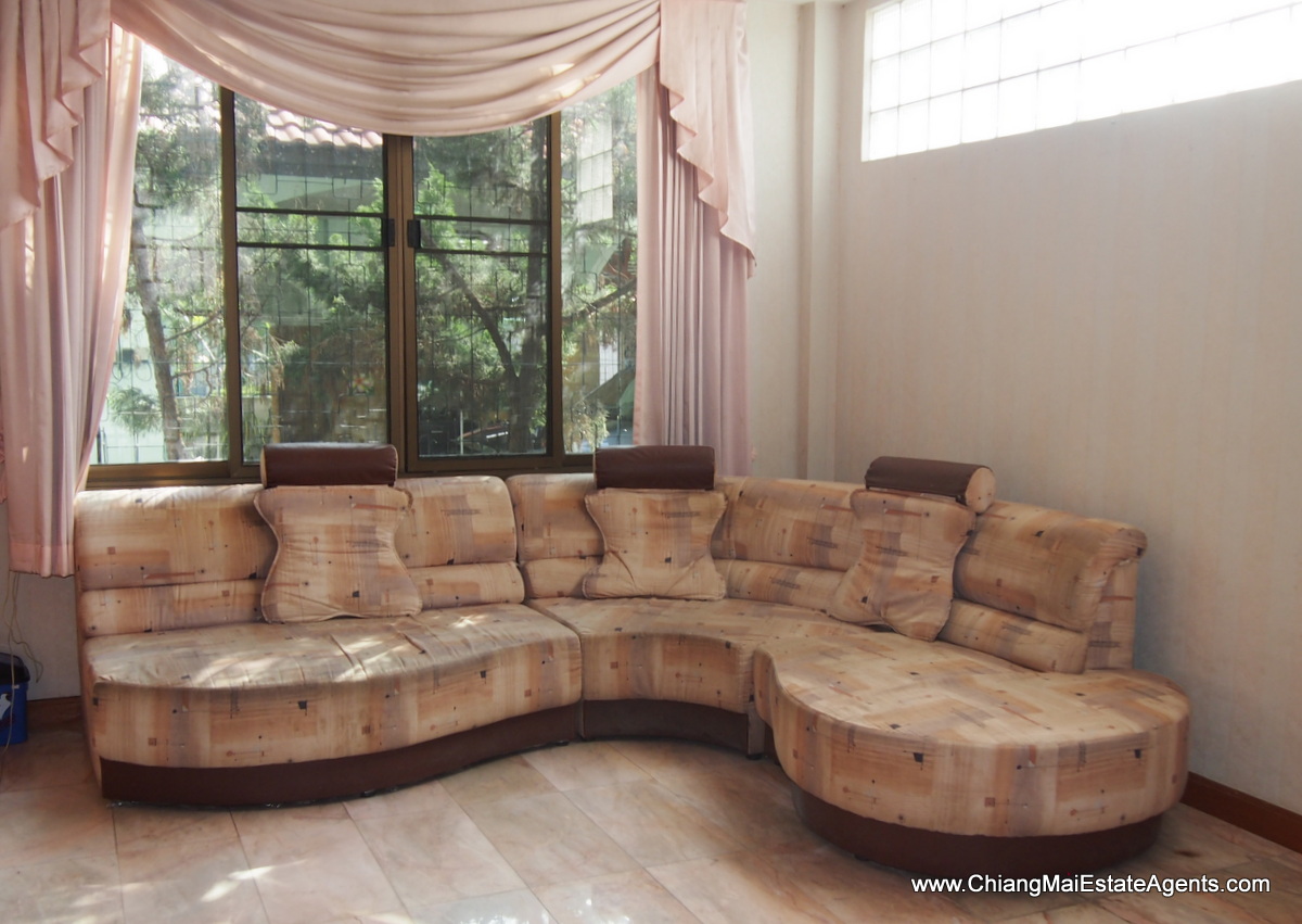 Beautiful Home with In-Built Furniture