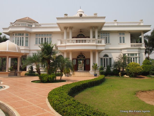 Exquisite Home with Swimming Pool For Sale