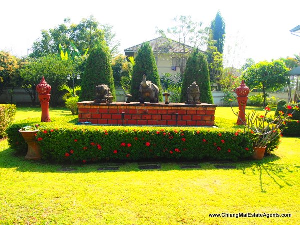 House with Large Garden in Pinery Home