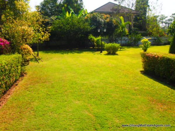 House with Large Garden in Pinery Home
