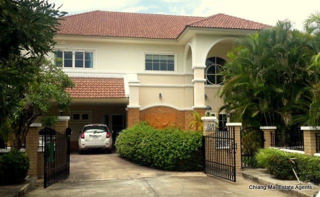 Large Family Home with Private Pool in Home in Park