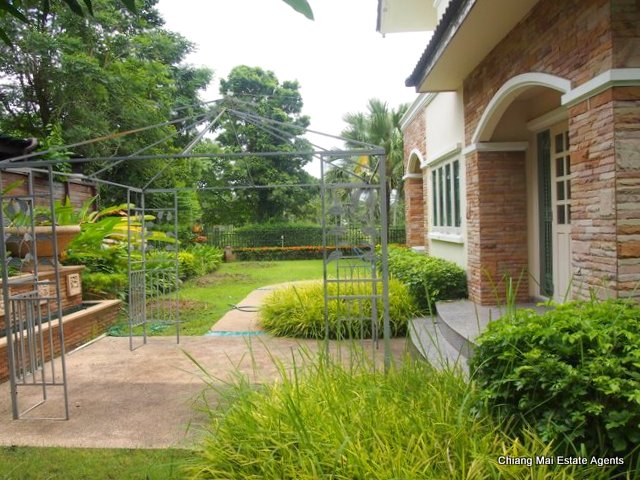 Luxurious Modern Style House For Rent In The Emperor
