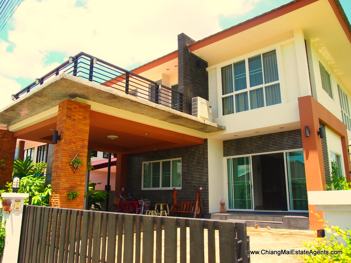 4 Bedroom Home with Mountain Views