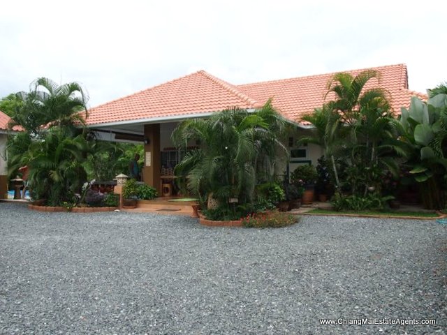 Unique 3 Bedroom House with Swimming Pool